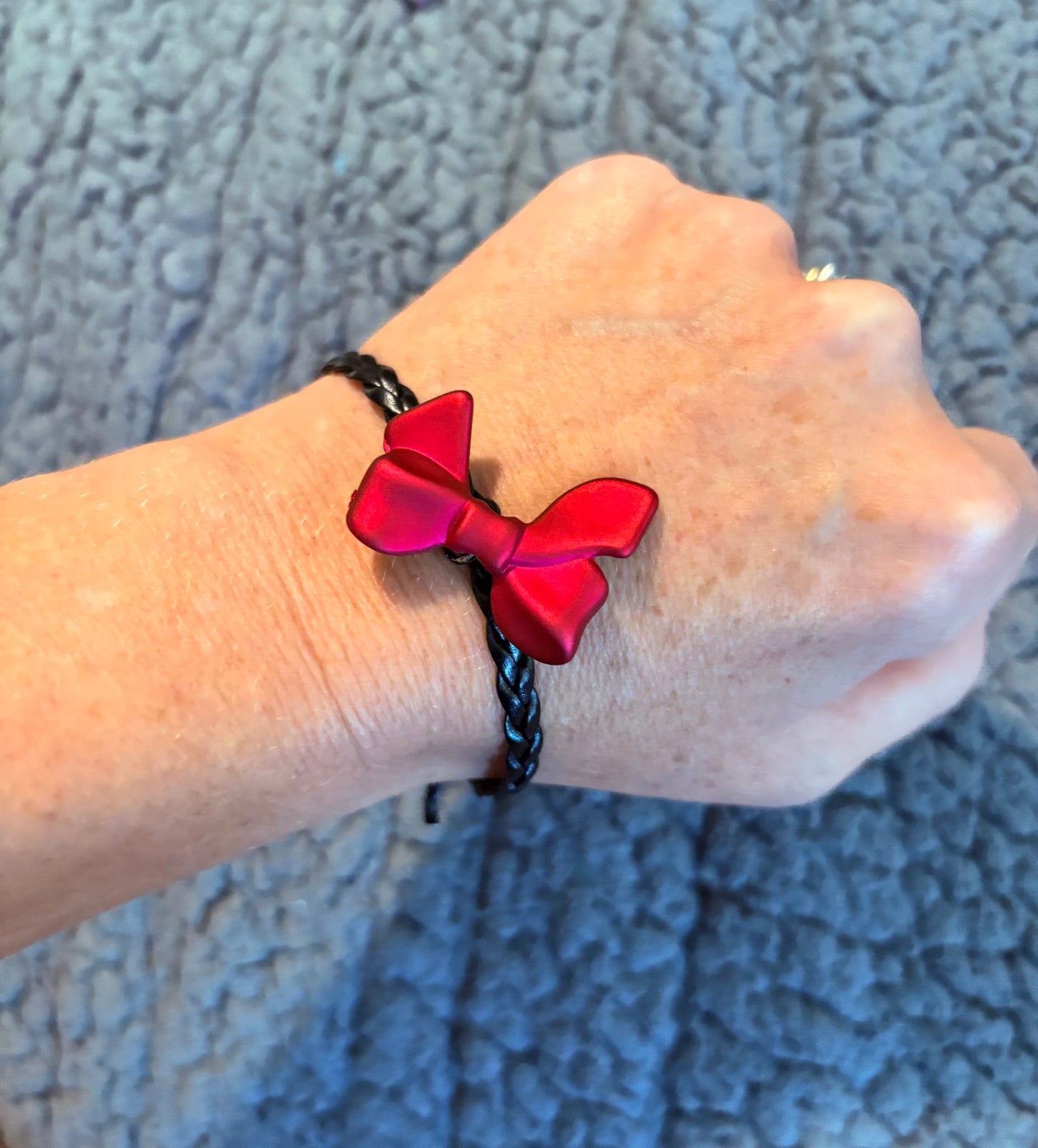 Bracelet adorned with bow